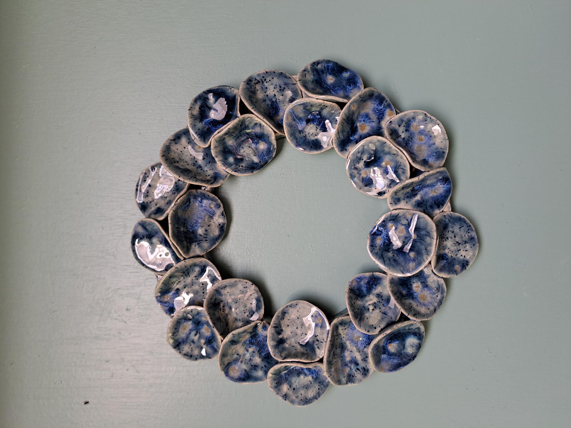 Krans met blaadjes, kleur blauw